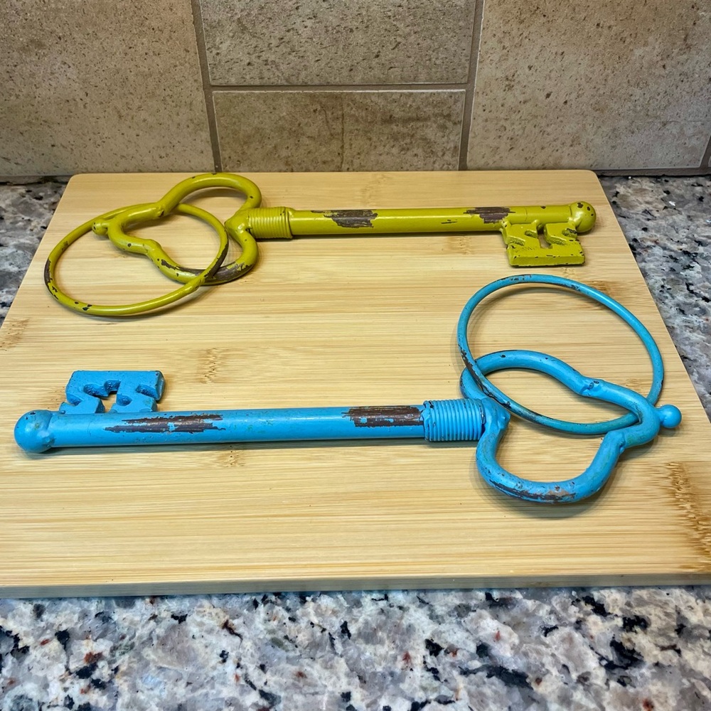 ☀️SOLD☀️ Skeleton Keys in Large Vintage Style Decorative, Yellow OR Blue - Picture 3 of 5